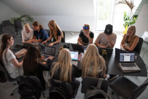 Elever i klasselokale på helgenæs naturefterskole